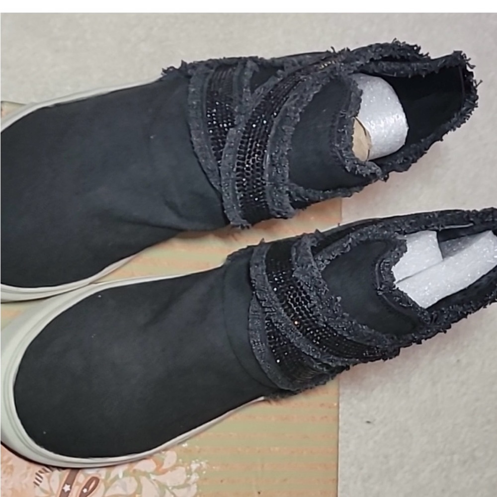Women’s Very G Flora black sneakers with rhinestones 8.5
